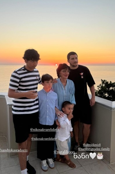 День рождения Нани Брегвадзе у моря - королева сцены в голубом платье и в окружении близких: певице исполнилось 88 лет (фото)