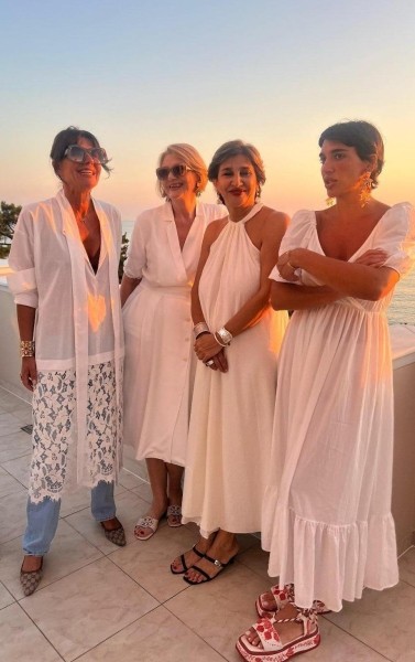 День рождения Нани Брегвадзе у моря - королева сцены в голубом платье и в окружении близких: певице исполнилось 88 лет (фото)