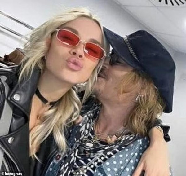 61-летний Джонни Депп встречается с 27-летней российской моделью - после скандального развода актер нашел новую любовь: что известно о Юлии Власовой (фото)