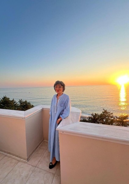 День рождения Нани Брегвадзе у моря - королева сцены в голубом платье и в окружении близких: певице исполнилось 88 лет (фото)