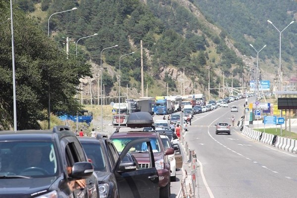 В РФ ввели режим повышенной готовности на «Верхнем Ларсе» из-за скопления машин и жары В РФ ввели режим повышенной готовности на «Верхнем Ларсе» из-за скопления машин и жары