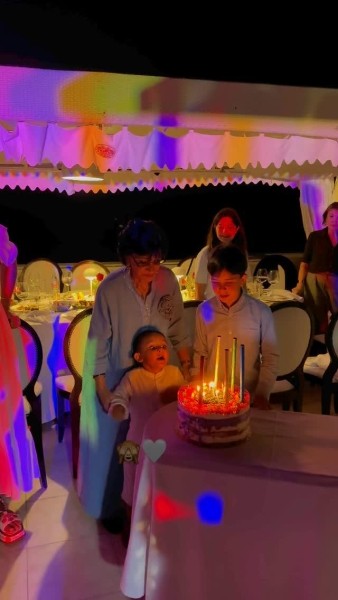 День рождения Нани Брегвадзе у моря - королева сцены в голубом платье и в окружении близких: певице исполнилось 88 лет (фото)