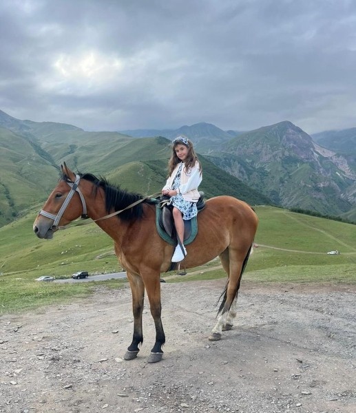Дети Кети Топурия отдыхают в Грузии - фотографии Оливии Гейхман из Казбеги