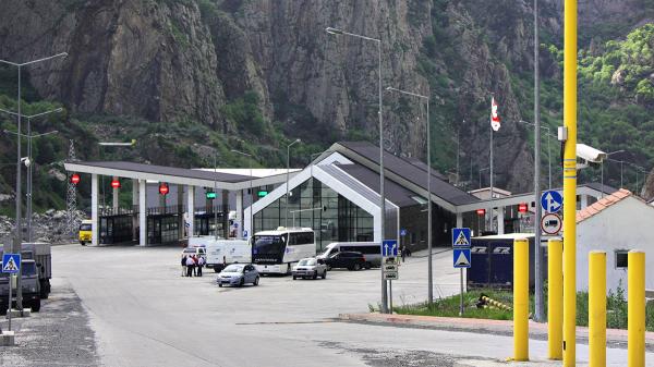 Пропуск через пункт пропуска Казбеги/Верхний Ларс будет полностью остановлен на несколько часов Пропуск через пункт пропуска Казбеги/Верхний Ларс будет полностью остановлен на несколько часов