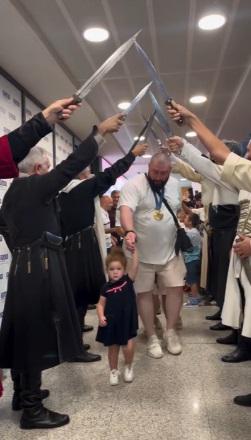 Лаша Талахадзе, Гено Петриашвили и Гиви Мачарашвили вернулись с Олимпиады – встреча в аэропорту (фото, видео) Лаша Талахадзе, Гено Петриашвили и Гиви Мачарашвили вернулись с Олимпиады – встреча в аэропорту (фото, видео)