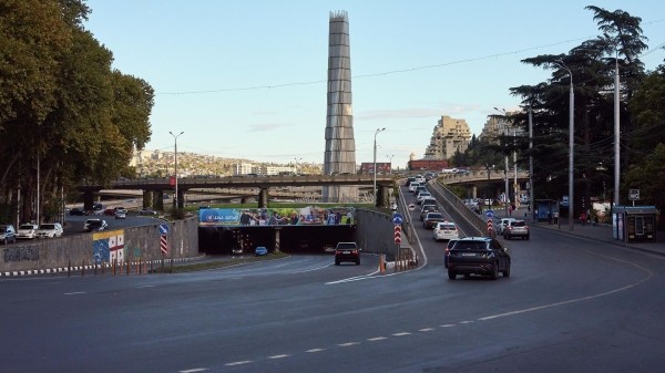 Вниманию автомобилистов! Движение на площади Героев в Тбилиси будет частично ограничено
