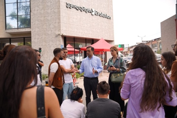 Омбудсмен Грузии встретился с бастующими сотрудниками онлайн-казино Evolution Georgia Омбудсмен Грузии встретился с бастующими сотрудниками онлайн-казино Evolution Georgia