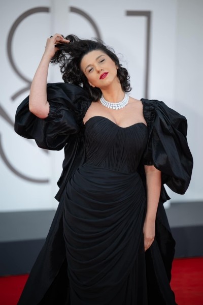 Хатия Буниатишвили на красной дорожке Венецианского кинофестиваля в черном платье от Ануки Арешидзе и украшениях "Картье" (фото) Хатия Буниатишвили на красной дорожке Венецианского кинофестиваля в черном платье от Ануки Арешидзе и украшениях "Картье" (фото)