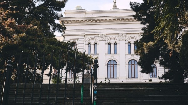 Выпускники смогут пройти стажировку в госведомствах в Грузии – конкурс уже объявлен