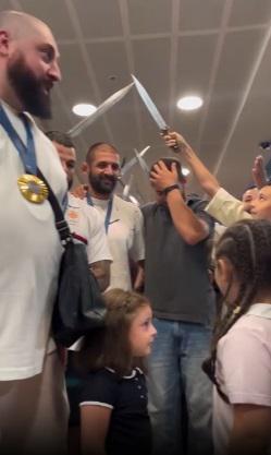 Лаша Талахадзе, Гено Петриашвили и Гиви Мачарашвили вернулись с Олимпиады – встреча в аэропорту (фото, видео) Лаша Талахадзе, Гено Петриашвили и Гиви Мачарашвили вернулись с Олимпиады – встреча в аэропорту (фото, видео)