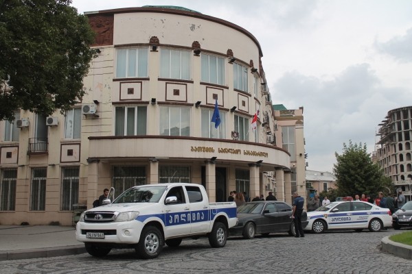 Суд объявил в розыск мужчину, устроившего стрельбу у ресторана в Батуми Суд объявил в розыск мужчину, устроившего стрельбу у ресторана в Батуми