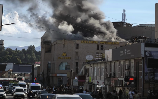 Пожар тушат в торговом центре в Тбилиси