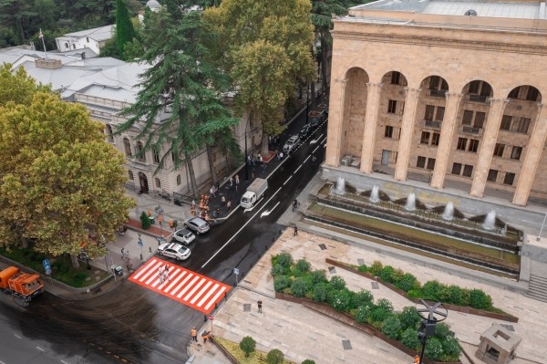 В Тбилиси завершили ремонт улицы 9 Апреля у парламента