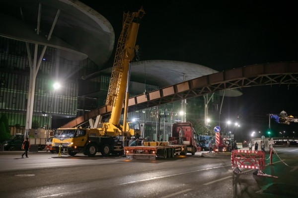 В Тбилиси демонтируют пешеходный мост у Дома юстиции