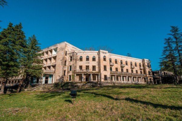 Заброшенный санаторий «Саване» в Цхалтубо снова выставили на аукцион Заброшенный санаторий «Саване» в Цхалтубо снова выставили на аукцион