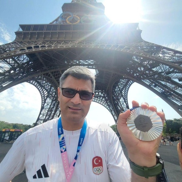 Бывший военный, который любит танцы и животных: как живет турецкий спортсмен, ставший звездой интернета: «Он одинок, у него есть дочь» Бывший военный, который любит танцы и животных: как живет турецкий спортсмен, ставший звездой интернета: «Он одинок, у него есть дочь»