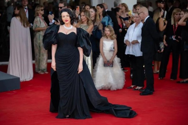 Хатия Буниатишвили на красной дорожке Венецианского кинофестиваля в черном платье от Ануки Арешидзе и украшениях "Картье" (фото) Хатия Буниатишвили на красной дорожке Венецианского кинофестиваля в черном платье от Ануки Арешидзе и украшениях "Картье" (фото)