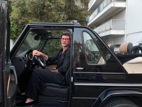 Мэру Тбилиси пришлось оправдываться из-за фото за рулем редкого кабриолета Мэру Тбилиси пришлось оправдываться из-за фото за рулем редкого кабриолета