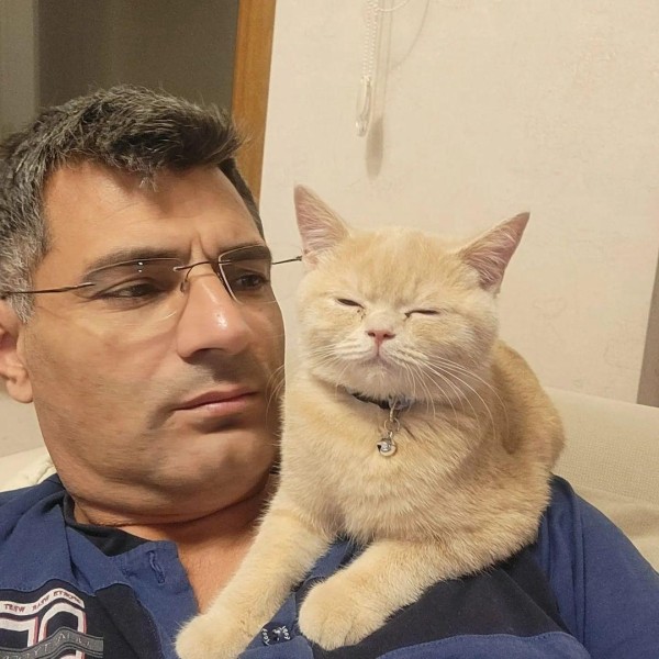 Бывший военный, который любит танцы и животных: как живет турецкий спортсмен, ставший звездой интернета: «Он одинок, у него есть дочь» Бывший военный, который любит танцы и животных: как живет турецкий спортсмен, ставший звездой интернета: «Он одинок, у него есть дочь»