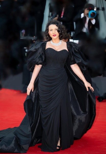 Хатия Буниатишвили на красной дорожке Венецианского кинофестиваля в черном платье от Ануки Арешидзе и украшениях "Картье" (фото) Хатия Буниатишвили на красной дорожке Венецианского кинофестиваля в черном платье от Ануки Арешидзе и украшениях "Картье" (фото)