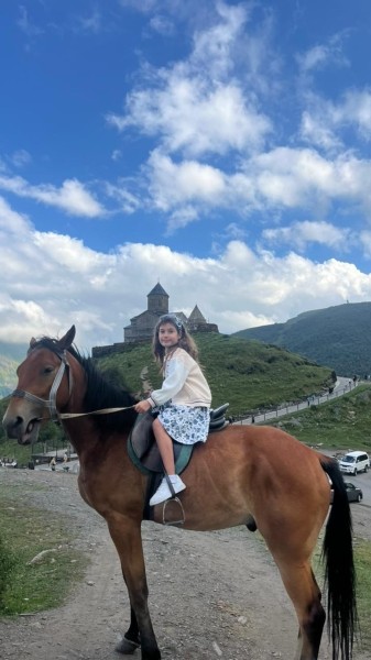 Дети Кети Топурия отдыхают в Грузии - фотографии Оливии Гейхман из Казбеги