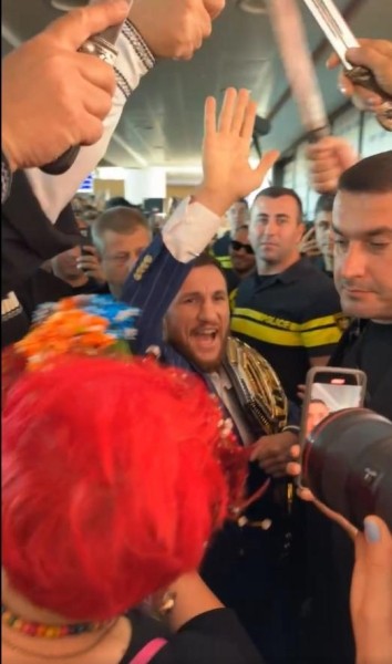 Море болельщиков, переполненный аэропорт и изумленный чемпион – как грузины встретили Мераба Двалишвили, который привез на родину заветный пояс UFC