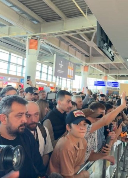 Море болельщиков, переполненный аэропорт и изумленный чемпион – как грузины встретили Мераба Двалишвили, который привез на родину заветный пояс UFC