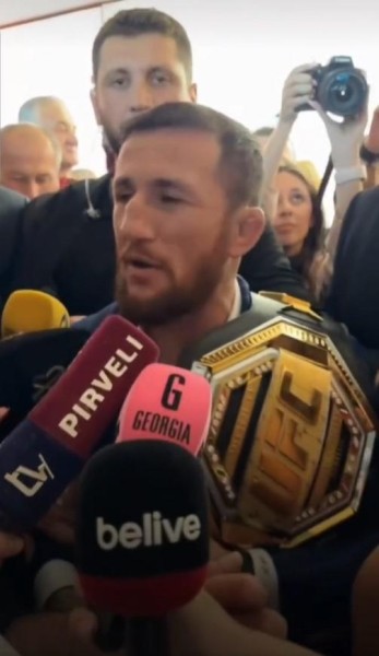 Море болельщиков, переполненный аэропорт и изумленный чемпион – как грузины встретили Мераба Двалишвили, который привез на родину заветный пояс UFC
