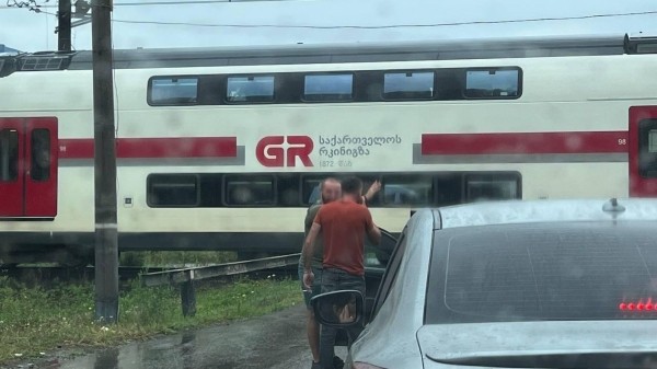 Двухэтажный пассажирский поезд временно сняли с рейса Тбилиси-Батуми Двухэтажный пассажирский поезд временно сняли с рейса Тбилиси-Батуми
