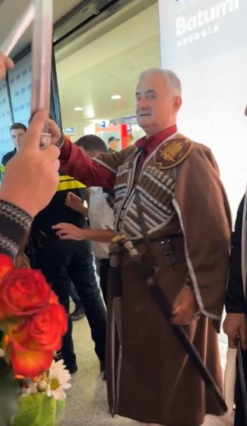 Море болельщиков, переполненный аэропорт и изумленный чемпион – как грузины встретили Мераба Двалишвили, который привез на родину заветный пояс UFC