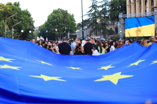 В «Сирцхвилиа» заявили, что зарегистрируются в «реестре иноагентов». Их решение вызвало осуждение