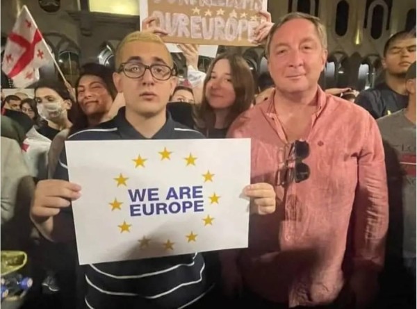 «Вышел на балкон покурить и упал с третьего этажа... ему недавно исполнилось 18» - трагедия в семье Алекси Петриашвили