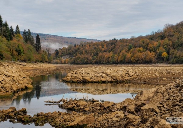 Водохранилище Шаори в Рача сильно обмелело, причиной называют засуху Водохранилище Шаори в Рача сильно обмелело, причиной называют засуху
