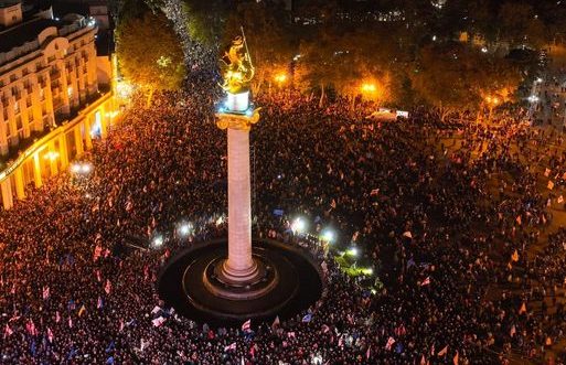 «Грузия выбирает Евросоюз»: тысячи людей вышли на акцию в Тбилиси за неделю до выборов
