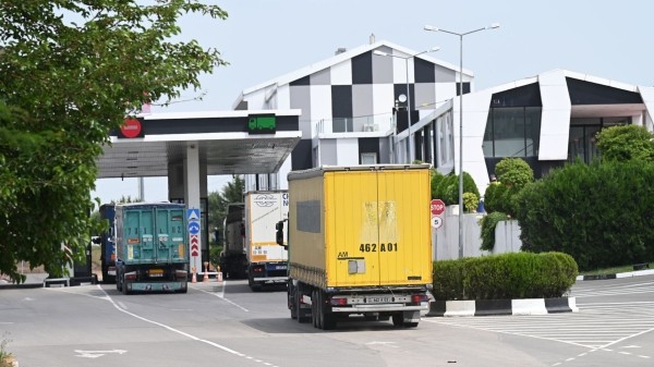 На грузино-армянской границе сотни грузовиков стоят в очереди