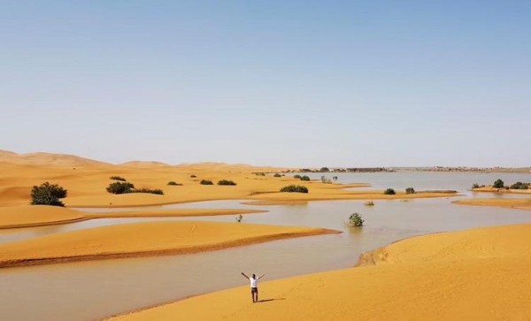 Часть Сахары затопило - фото самой сухой пустыни на Земле, где редкие осадки создали невероятные пейзажи Часть Сахары затопило - фото самой сухой пустыни на Земле, где редкие осадки создали невероятные пейзажи