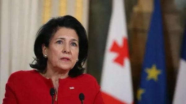 Саломе Зурабишвили заявляет, что «считается с 4 партиями» и выдвинет кандидата в премьеры после выборов