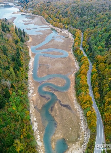 Водохранилище Шаори в Рача сильно обмелело, причиной называют засуху Водохранилище Шаори в Рача сильно обмелело, причиной называют засуху