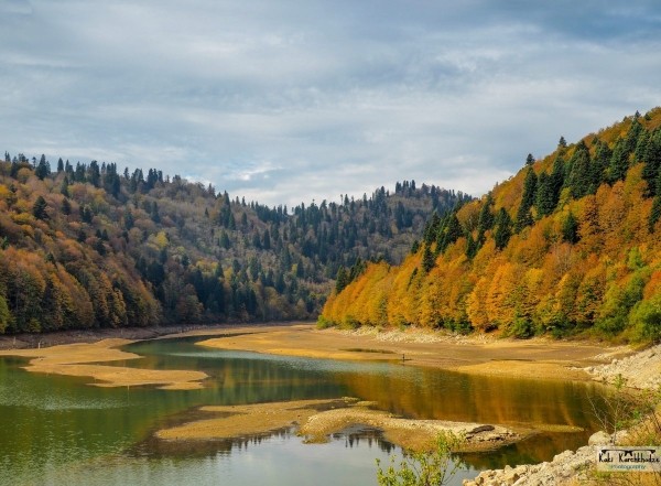 Водохранилище Шаори в Рача сильно обмелело, причиной называют засуху Водохранилище Шаори в Рача сильно обмелело, причиной называют засуху