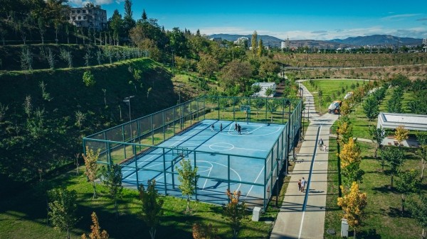 Как выглядит самый большой парк Тбилиси - "Два озера и соединяющая их река, кафе, беседки" (фото) Как выглядит самый большой парк Тбилиси - "Два озера и соединяющая их река, кафе, беседки" (фото)