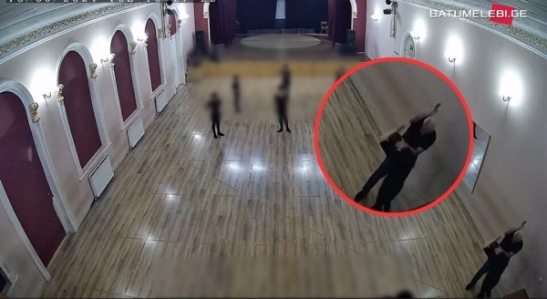 Кадры жестокого обращения с учеником на уроке грузинских танцев в Батуми попали в СМИ Кадры жестокого обращения с учеником на уроке грузинских танцев в Батуми попали в СМИ