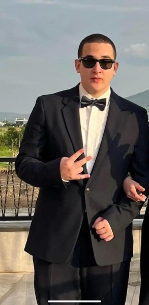 «Вышел на балкон покурить и упал с третьего этажа... ему недавно исполнилось 18» - трагедия в семье Алекси Петриашвили