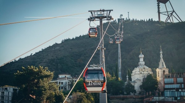 В Тбилиси запустили канатную дорогу до парка Мтацминда – часы работы и тарифы В Тбилиси запустили канатную дорогу до парка Мтацминда – часы работы и тарифы