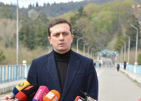 Омбудсмен Грузии осудил оппозиционера, облившего краской председателя ЦИК Омбудсмен Грузии осудил оппозиционера, облившего краской председателя ЦИК