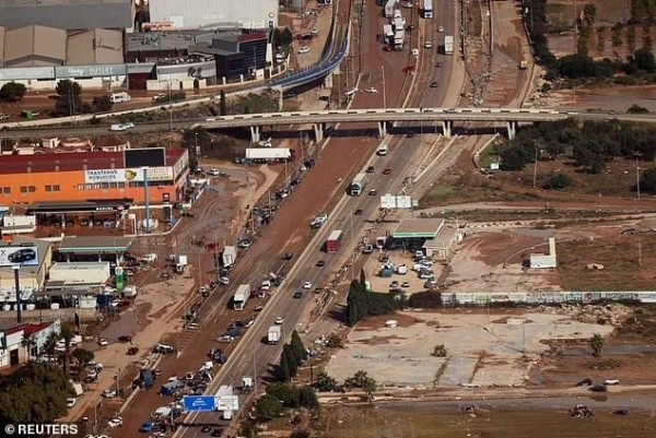 Невероятные масштабы смертоносного наводнения – дрон заснял в Валенсии апокалиптичную картину (фото/видео) Невероятные масштабы смертоносного наводнения – дрон заснял в Валенсии апокалиптичную картину (фото/видео)