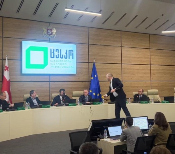 Подписан итоговый протокол: у «Грузинской мечты» 53,93% - сколько процентов у остальных партий и что происходило на шумном заседании (фото/видео)