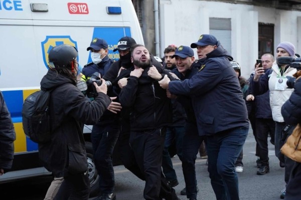 Десять демонстрантов заявили о жестоком обращении со стороны полиции — офис Народного защитника Грузии Десять демонстрантов заявили о жестоком обращении со стороны полиции — офис Народного защитника Грузии