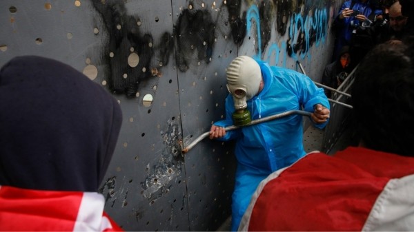 Суд оставил в заключении, задержанных за повреждение полицейского ограждения на митинге в Тбилиси