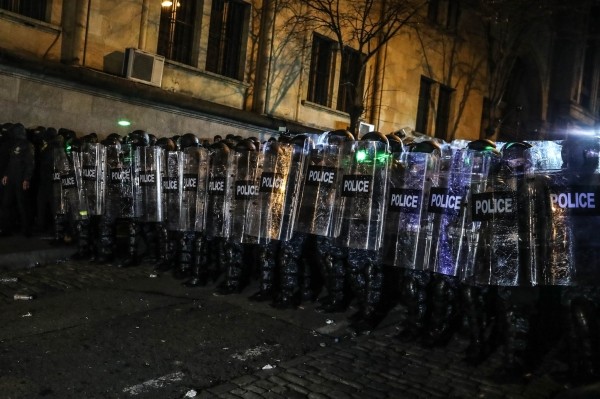 У парламента Грузии начались массовые задержания протестующих У парламента Грузии начались массовые задержания протестующих