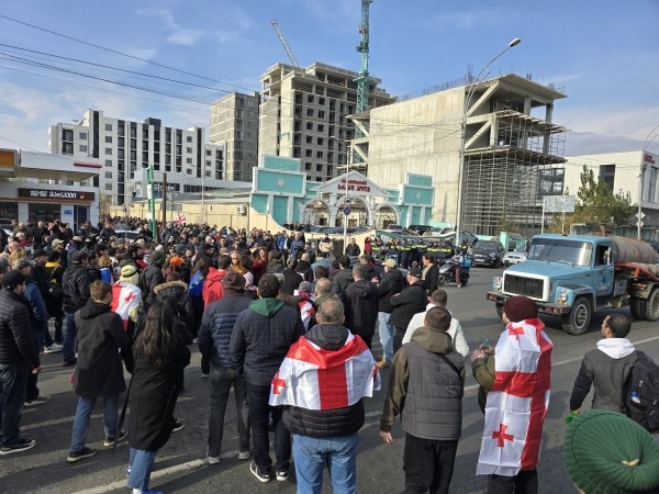 Протестующие против итогов выборов проводят шествие в Тбилиси Протестующие против итогов выборов проводят шествие в Тбилиси